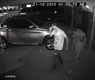 الشابان أثناء عملية السرقة