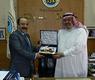 القناعي يقدم الدرع التذكاري لمعتز أمين