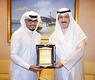 الشيخ أحمد الجابر يتسلم درعا تذكاريا من خالد عبدالقدوس