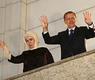 اردوغان وزوجته يقومان بتحية مؤيديه في أنقرة - رويترز